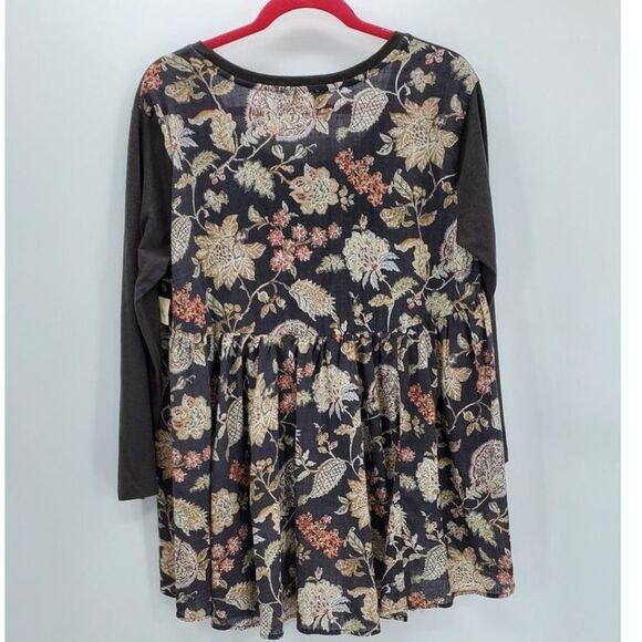 ALTAR'D STATE womens S hi lo charcoal and floral blouse top - Picture 2 of 5